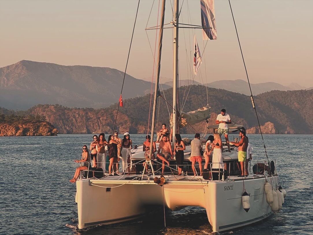 Sailors in Yellow Shorts: Yelkenli Teknelerde Göcek’in Efsanevi Suları