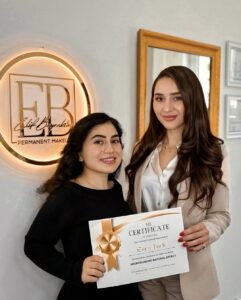 Elif Bayraktar: Estetik ve Doğallığın Uyumlu Yüzü
Kaş tasarımı ve kalıcı makyajda uluslararası bir otorite olarak tanınan Elif Bayraktar, estetik anlayışı ve doğallığı bir arada sunan yenilikçi çalışmalarıyla dikkat çeken bir sanatçıdır. Güzelliği bir sanat formu olarak ele alan Bayraktar, kaş tasarımını yalnızca bir işlem değil, kişiye özgü bir sanat eseri olarak görmektedir.
Sanatla Şekillenen Bir Kariyer
Sanatla iç içe büyüyen Elif Bayraktar, Anadolu Üniversitesi Güzel Sanatlar Fakültesi İç Mimarlık bölümünden mezun olduktan sonra estetik dünyasına adım attı. İç mimarlık eğitiminden edindiği detaycı ve yaratıcı bakış açısını kaş tasarımı ve kalıcı makyajda bir üst seviyeye taşıyarak, bu alanda kendine has bir tarz geliştirdi.
Uluslararası Eğitimlerle Derinleşen Uzmanlık
Bayraktar, meslek yaşamına Türkiye’de aldığı Mikroblading Natural eğitimiyle başladı ve kısa sürede uluslararası bir uzman haline geldi. Hindistan, Rusya, Moskova ve Vietnam gibi ülkelerde alanının önde gelen eğitmenlerinden dersler alarak kendini sürekli geliştirdi. "Permanent Makeup," "Lip Pigmentation," "Advanced 3D Realistic Hair Technique," ve "Real Strokes" gibi prestijli eğitimlerle bilgi birikimini derinleştirdi ve dünya çapında saygın bir konuma ulaştı.
Doğallığı Ön Plana Çıkaran Tasarımlar
Elif Bayraktar, güzellik anlayışında doğallığı merkeze alır. Her müşterinin yüz hatlarına ve kişisel özelliklerine uygun kaş tasarımları yaparak, onların benzersiz güzelliklerini ön plana çıkarır. Tasarımlarında estetik bir uyum yaratırken, doğal görünümün korunmasını öncelikli hedef olarak benimser.
İlham Veren Bir Eğitmen
Elif Bayraktar, yalnızca bir uygulayıcı değil, aynı zamanda uluslararası bir eğitmen olarak sektöre yön vermektedir. Dünyanın farklı noktalarında düzenlediği seminer ve eğitimlerle, kaş tasarımı ve kalıcı makyaj konusunda sektör profesyonellerine ilham kaynağı olmaktadır. Geliştirdiği yenilikçi teknikleri paylaşarak, meslektaşlarının da başarıya ulaşmasına katkıda bulunmaktadır.
Güzellik Dünyasında Yeni Bir Standart
Sanatı ve estetiği buluşturan yaklaşımıyla Elif Bayraktar, güzellik sektöründe yeni bir dönemin kapılarını aralamıştır. Hem müşterilerine hem de sektöre sunduğu yenilikçi çözümlerle, kaş sanatı ve kalıcı makyaj dünyasında çığır açan bir isim olarak kabul edilmektedir.
Sanat ve Estetikle Güzelliği Tanımlayan Bir İsim
Elif Bayraktar, mesleğine olan tutkusu, uluslararası başarıları ve doğallığı ön planda tutan yaklaşımıyla güzellik sektörüne eşsiz bir değer katmaya devam etmektedir. Kendi tarzını yaratarak sektöre yön veren Bayraktar, doğallık ve estetiği bir araya getiren çalışmalarıyla fark yaratmayı sürdürüyor.

