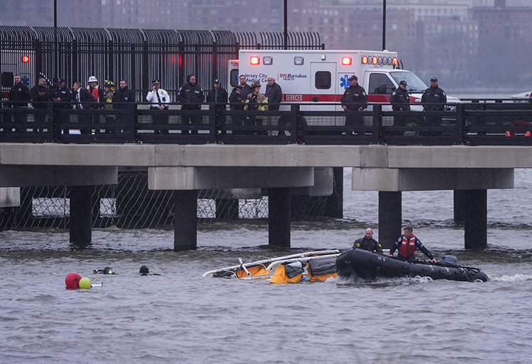 New York'taki Hudson Nehri'ne düşen helikopterde bulunan 6 kişi hayatını kaybetti - Solda.com.tr