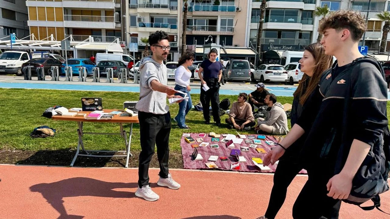 Boykotlu Kitapçının Önünde Askıda Kitap Etkinliği