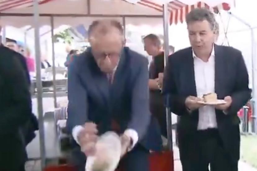 Almanya Başbakanı Merz’in tartışma yaratan görüntüsü: Pastayı elinden düşürdü