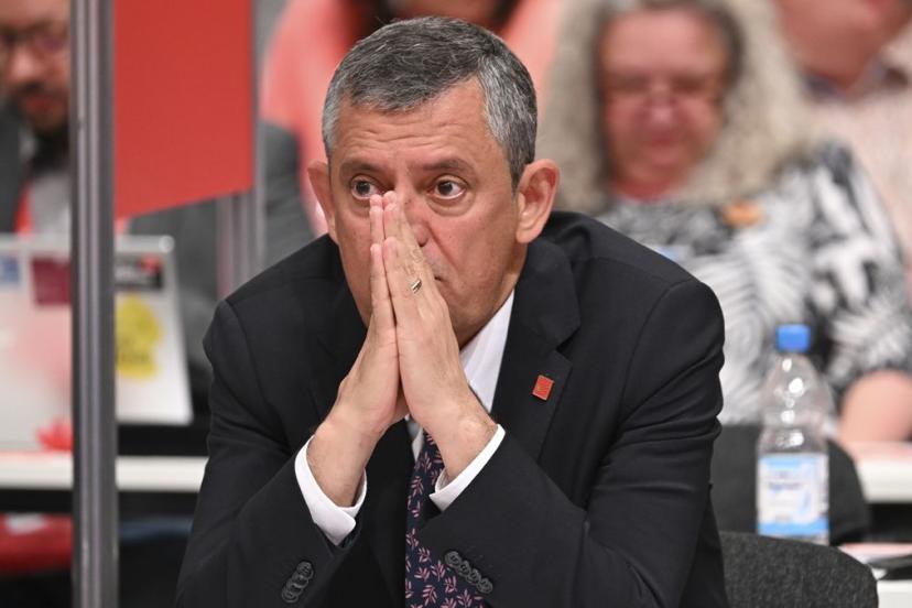 Almanya’da SPD Kongresi’ne katılan Özgür Özel’in düşünceli halleri