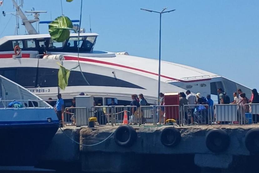 Avşa Adası açıklarında İDO feribotu kayaya çarptı