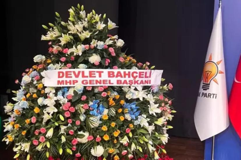 Bahçeli’den AK Parti’ye 24. Yıl Dönümü Hediyesi: ‘Malazgirt Zaferi’ Detaylı Çelenk