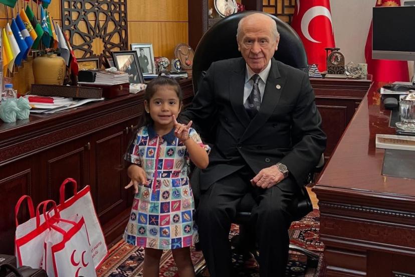 Bahçeli’nin minik hayranı Hilal, Devlet Dedesi’nin elini öptü