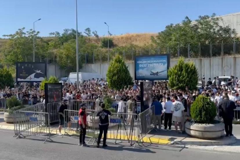 Beşiktaşlılar Orkun Kökçü’yü karşılamak için havalimanına akın etti