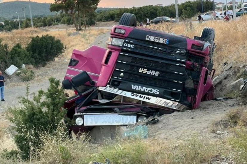 Burdur’da domates yüklü kamyon şarampole devrildi: 1 ölü