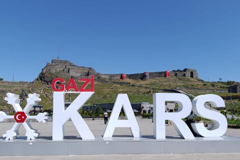 Cumhurbaşkanı Erdoğan’ın çağrısıyla Kars Kalesi bayraklarla donatıldı