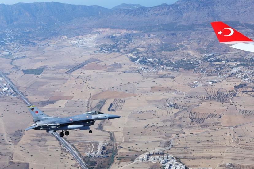 Cumhurbaşkanı Erdoğan’ın uçağına KKTC’ye varışında F-16’lar eşlik etti