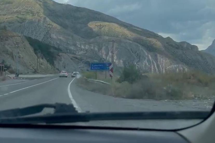 Erzurum’da spor araç mıcıra kapıldı, kazayı son anda atlattı