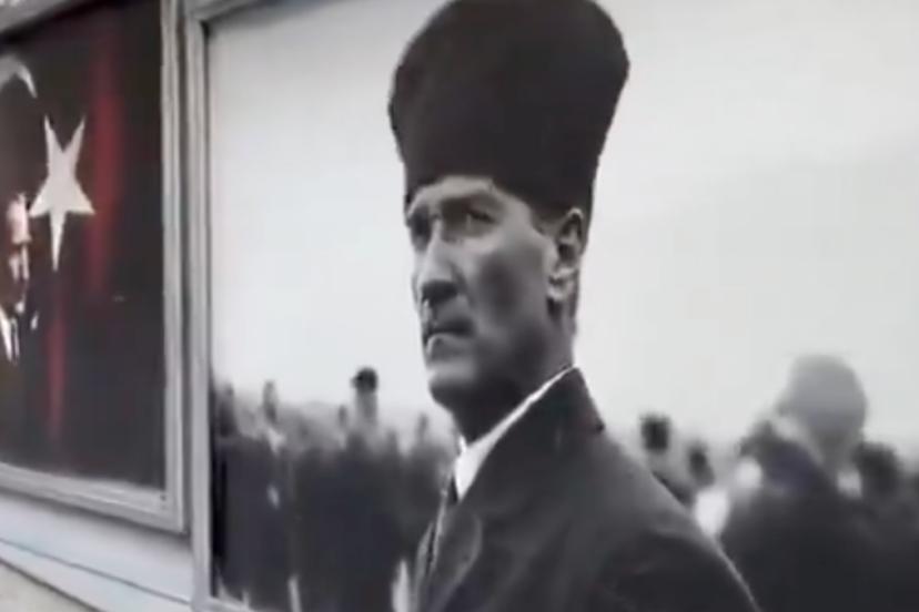 İstanbul Avcılar’daki billboardlara Mustafa Kemal Atatürk’ün portreleri asılmaya başlandı.