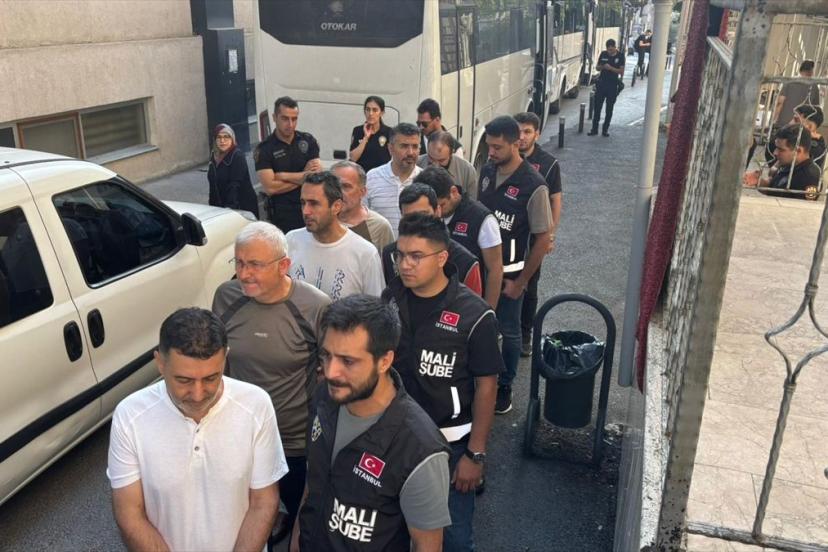 İstanbul merkezli FETÖ operasyonunda yakalanan 51 zanlı adliyede