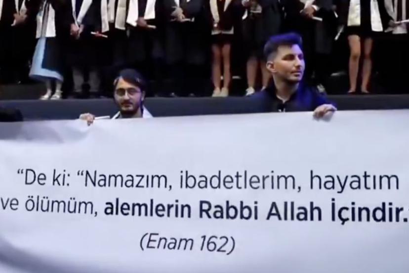 İTÜ mezuniyetinde ayetin olduğu pankartı kapattılar