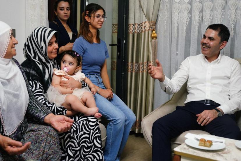 Murat Kurum, depremzede aileyi ziyaret etti: Malatya hep beraber ayağa kalkacak