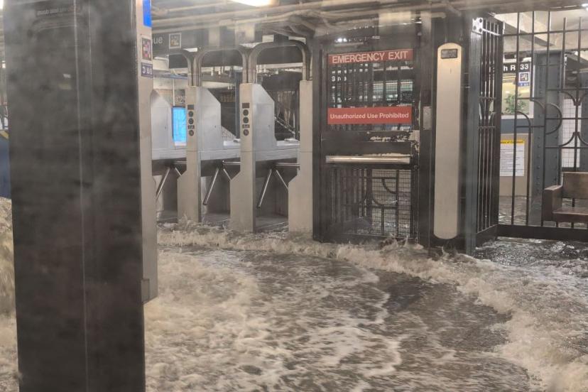 New York’ta korku dolu anlar: Metro istasyonunu sel bastı