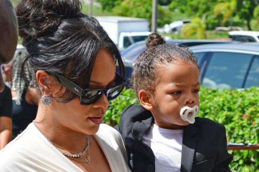 Rihanna babasının cenazesinde