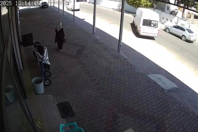 Şanlıurfa’da minibüsün otomobile çarptığı anlar kamerada