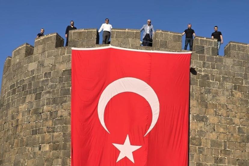 Tarihi Diyarbakır Surları’na ‘Terörsüz Türkiye’ye destek için Türk bayrağı asıldı