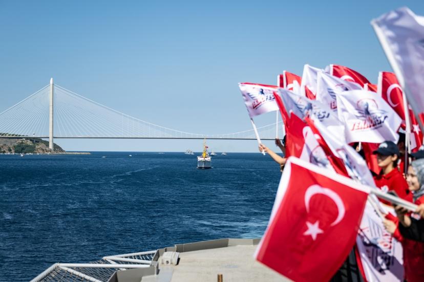 TCG Anadolu liderliğinde İstanbul Boğazı’ndaki geçit töreni başladı