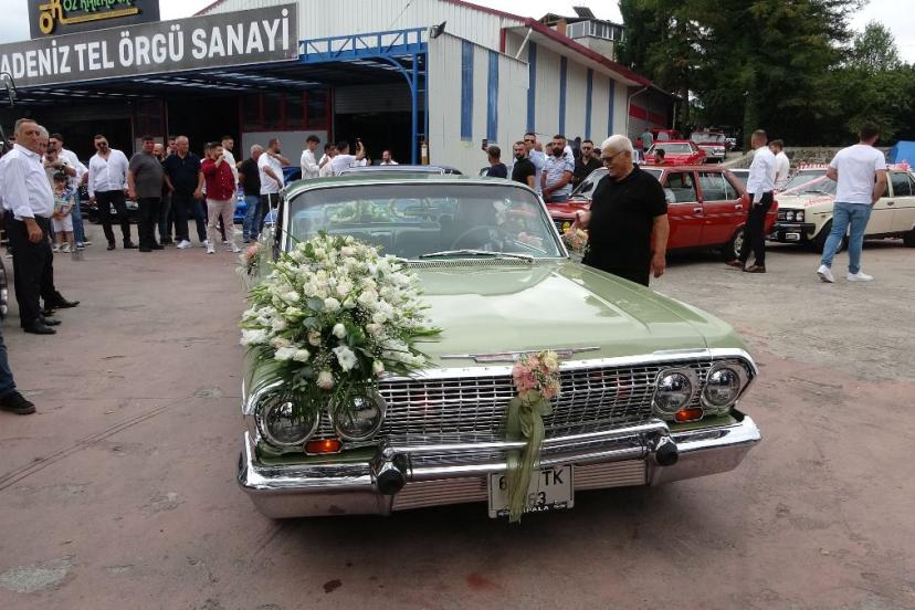 Trabzon’da klasik otomobillerle yapılan düğün konvoyu görenleri büyüledi