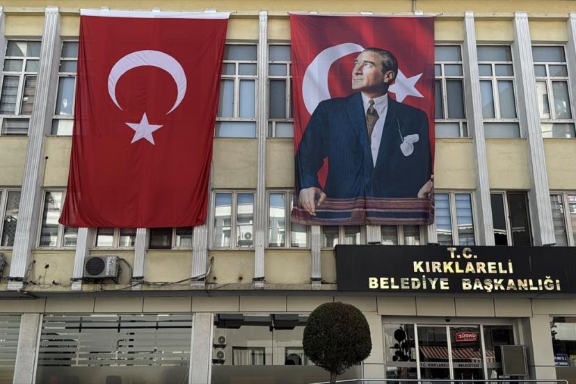 Trakya’da ‘Terörsüz Türkiye’ye destek: Kamu binalarına Türk bayrağı asıldı