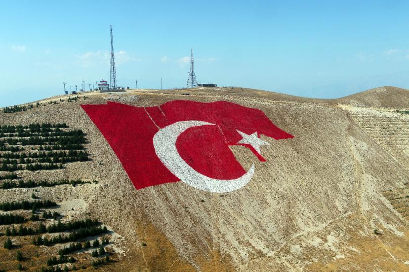 Türkiye’nin en büyük bayrağı Kahramanmaraş dağlarına işleniyor