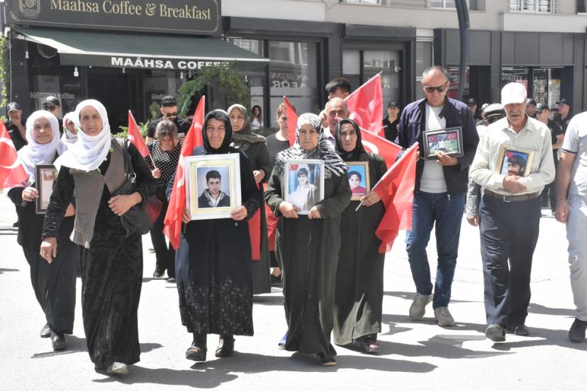 Van’da evlat nöbetindeki aileler sessiz yürüyüş yaptı