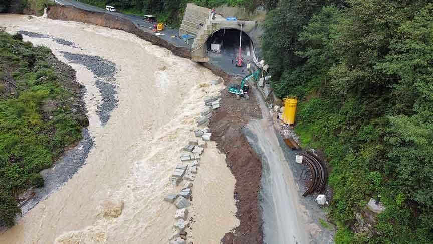 Rize ve Doğu Karadeniz’i Vuran Selin Ardından Çalışmalar Sürüyor