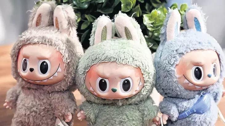 Popüler oyuncak baştan çıkardı! 2 yetişkin 1 çocuk AVM’de ‘Labubu’ çaldı