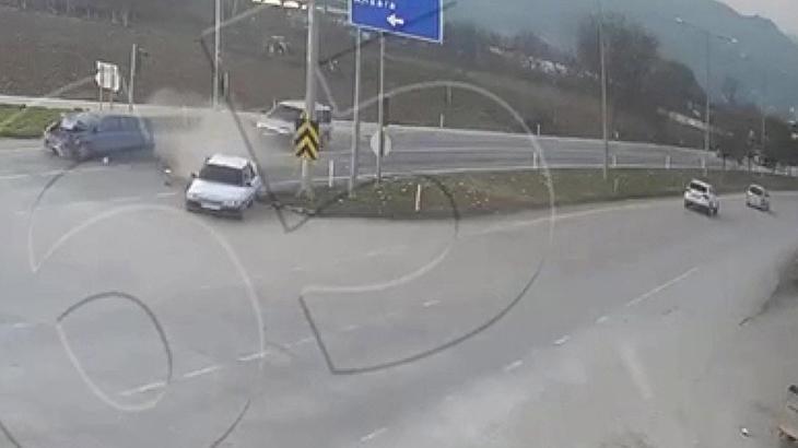 Amasya’da Kırmızı Işıkta Kaza: İki Sürücü Yaralandı