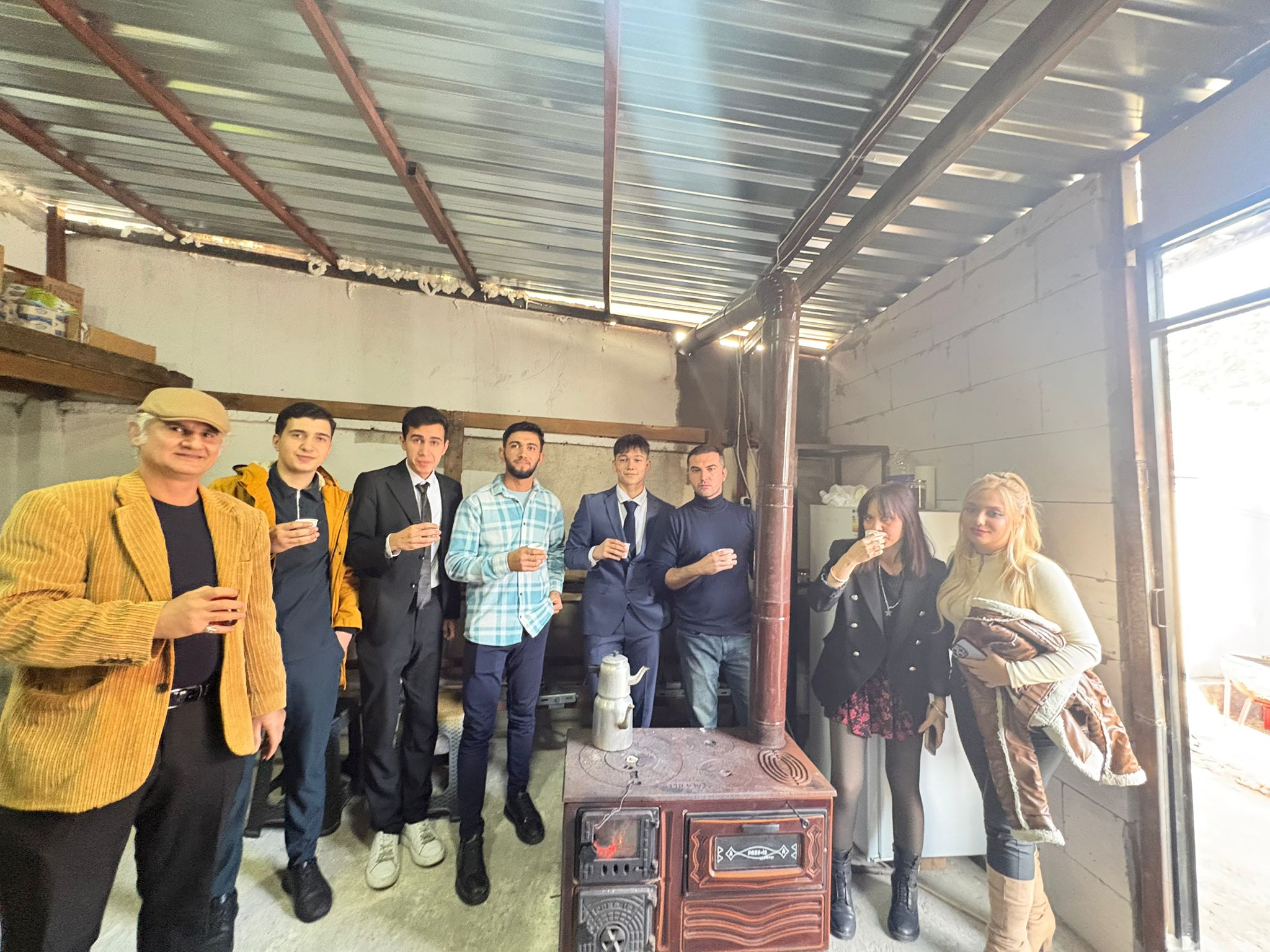 “3 2 1 KAOS” — ABSÜRT KOMEDİDE DENGELERİ DEĞİŞTİRMEYE HAZIR BİR PROJE